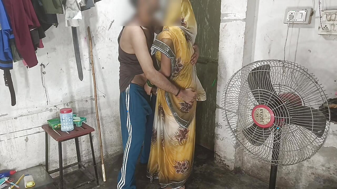 Bhabhi ki chudai, saudara ipar se ketika suaminya tidak di rumah, kemudian saudara ipar dilupakan di kamar di malam hari dan saudara ipar ke kontol chusa ke bhabhi ne berdiri dan kemudian berdiri.