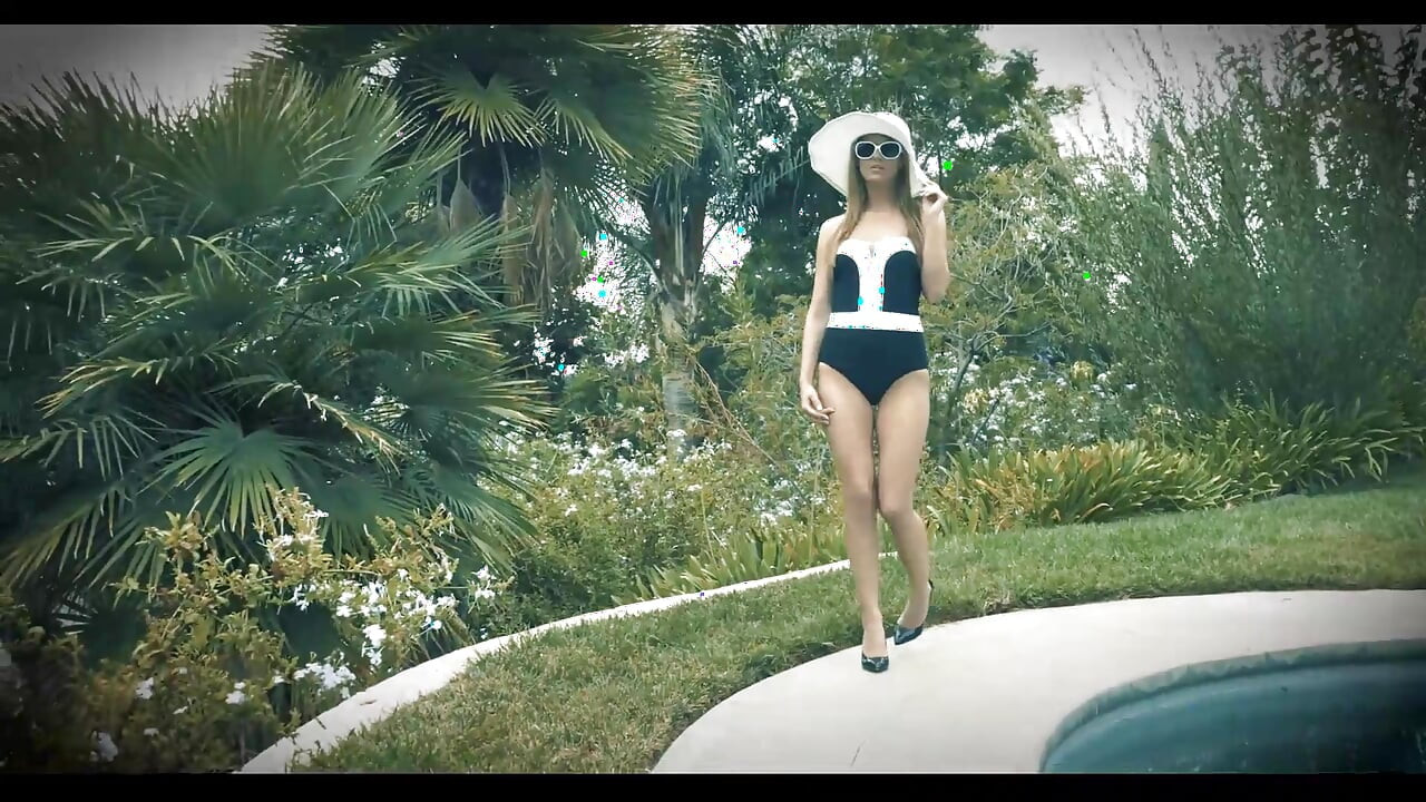 هزة الجماع العميقة بالقرب من المسبح