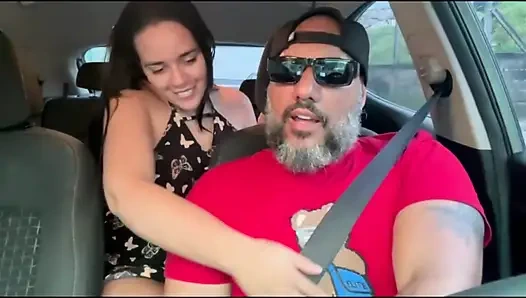 Ich bat den Uber-App-Fahrer, meine Muschi im Motel zu ficken, ich habe ihm einen guten Vorgeschmack gegeben