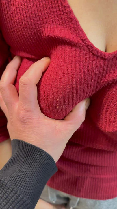 Asyalı karımın göğüsleri çok yumuşak. sevgililer günü özel