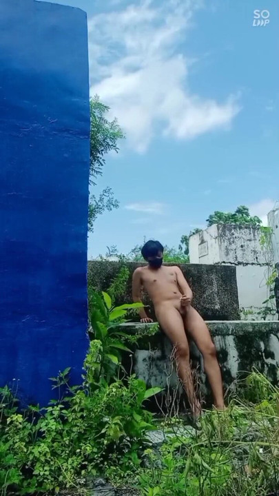 Sunčan dan drkanje na groblju, možda je sjedio nečiji nadgrobni spomenik, oprostite! | Isječak 1