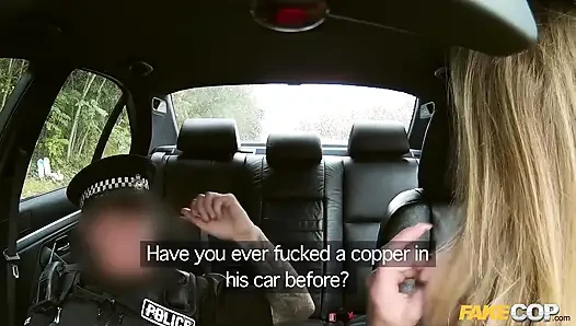 Fake cop - kamyon durağı cezbedici: sürtük tatlı kız polis arabasında sert sikiliyor ve gırtlağına kadar alıyor