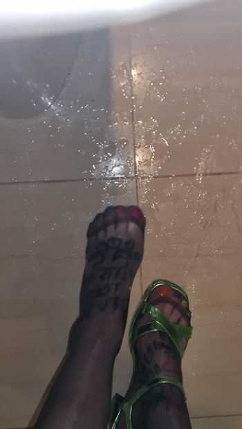 Quick splash of pee on my slutty feet, let me know if you find this hot