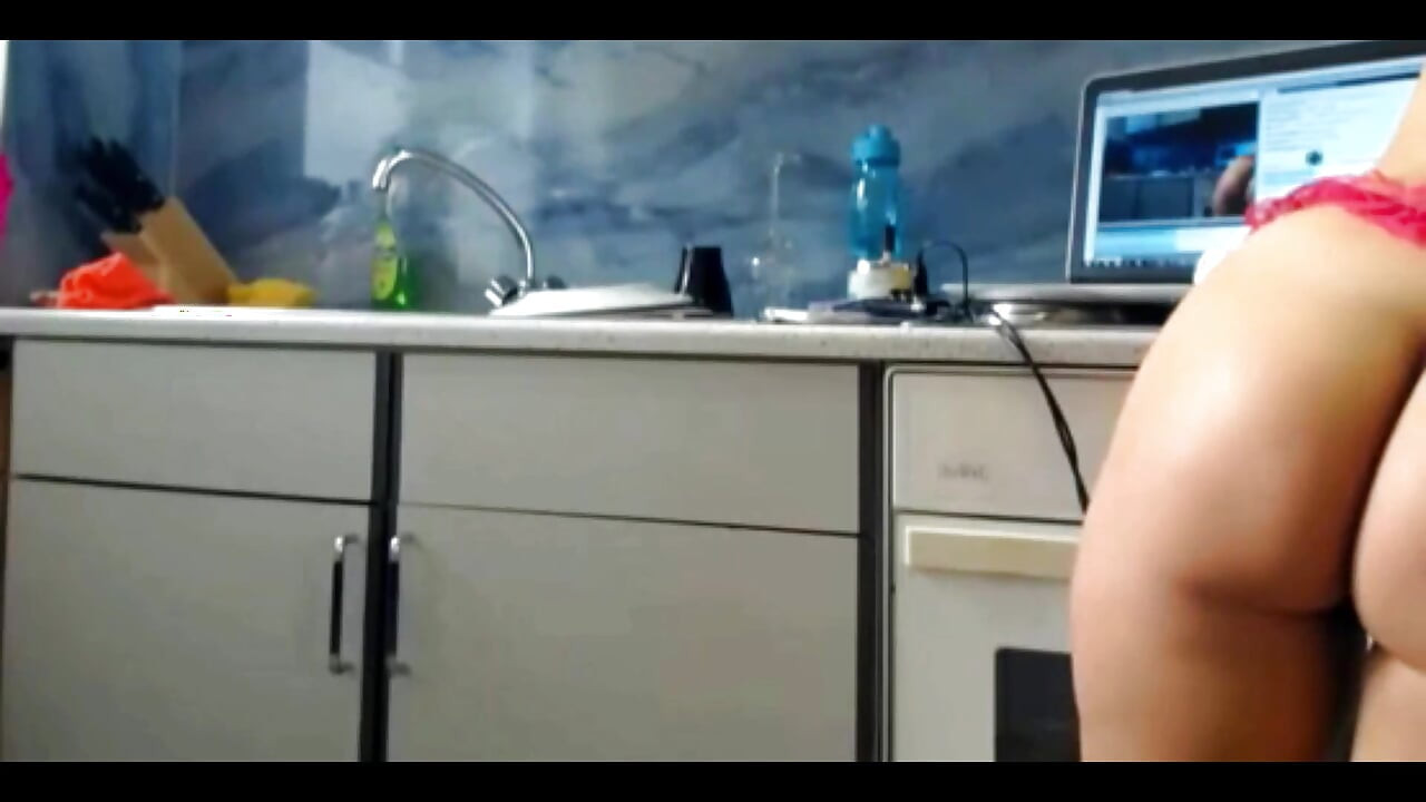 Awek Sexydea memancut mani pada kamera web langsung