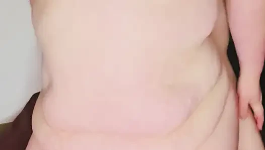 BBW milf xMaskedMomWifex membiarkan tubuhnya berminyak, masturbasi dan meniup.