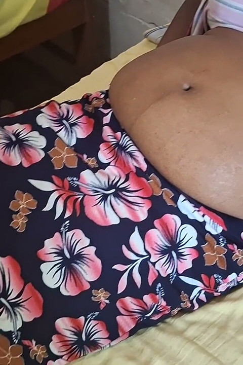 Mẹ kế máy bay bà già trong khi nghỉ ngơi trên giường