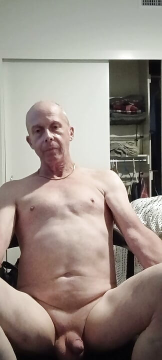 Pequeno pau gay se masturbando tirando sobre como um jovem de 22 anos usou seu buraco