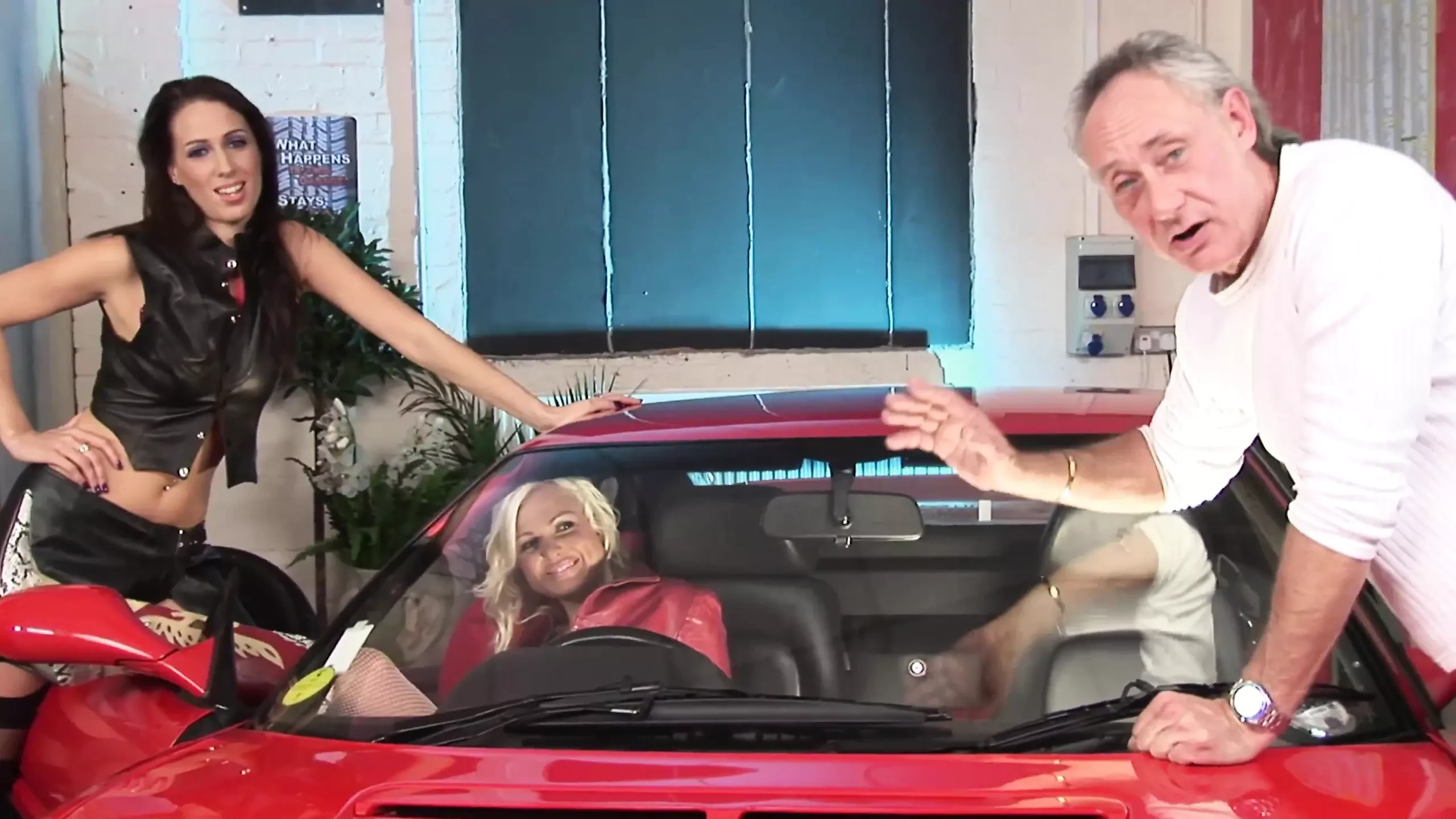 Demi daniels i tammie lee idu od haube crvenog sportskog automobila do obližnjeg crvenog kauča vole brze automobile i cumshots