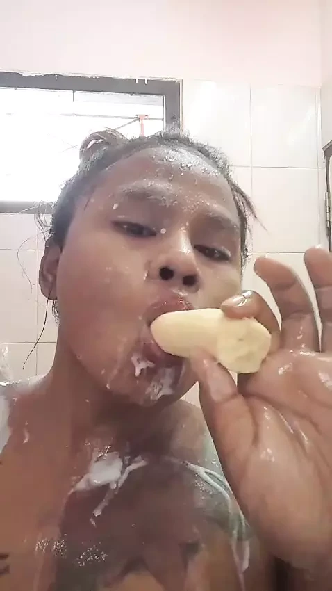 Main apne bathroom men kela choos rahi hoon