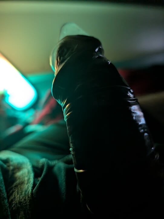 เลียน้ําเงี่ยนของตัวเองของควยดําขณะเอาควยใหญ่ผิวดําอีกอันในรูตูดของคุณที่คุณเย็ดสาวร่าน