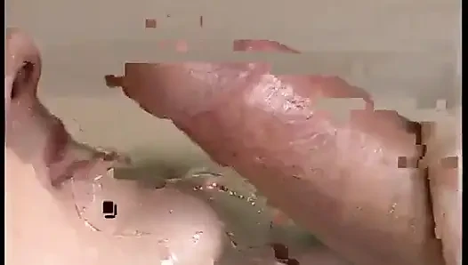 Aç koca karısını duşta buluyor ve sert sikiyor