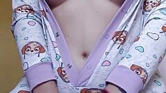 Девушка-толстушка с красивыми сиськами в пижаме, горячая долго писает на кровати