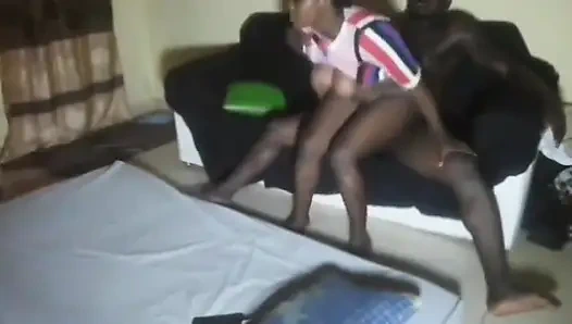 Es zeigt seine tabu-Kurven und lässt dich jegliche kontrolle verlieren