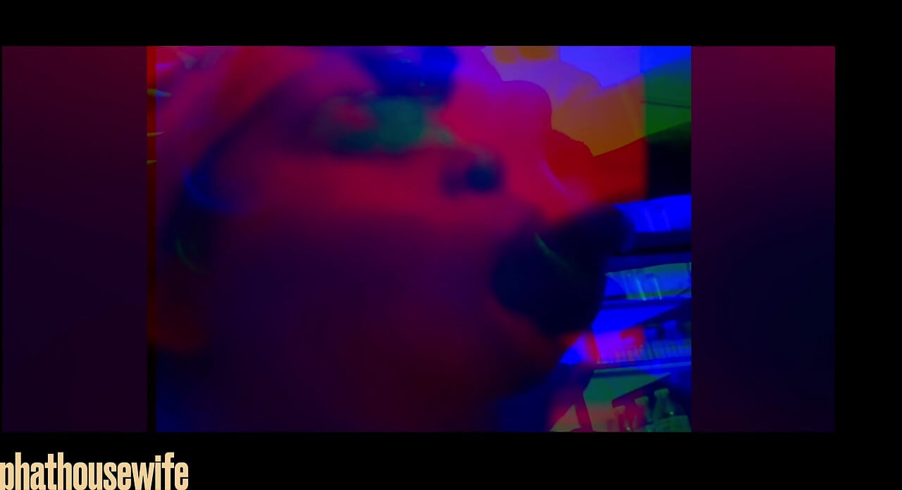 Gordo ébano chupando vibrador