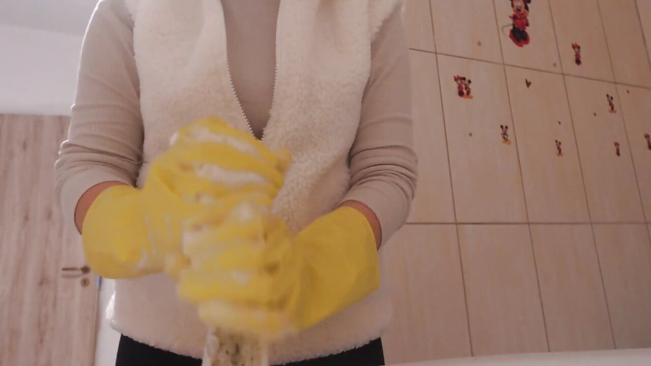 My Stepsister in Yellow Dishwashing Gloves Takes a Bath with a Dildo and Lots of White Foam and Soap
