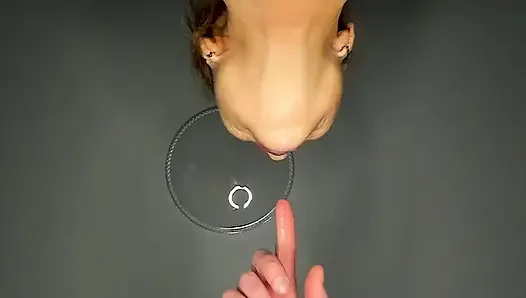 Orta yaşlı seksi kadın zonklayan yarak emiyor ve ağzına boşalıyor.