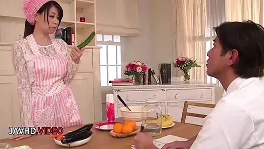 Горячая японская жена делает чувственный минет перед интенсивным хардкорным сексом