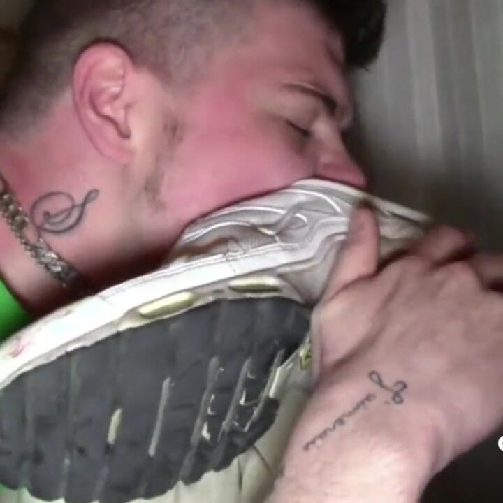 The slut Leo Senthy fucked bareback by Tim Cosla in sneakers