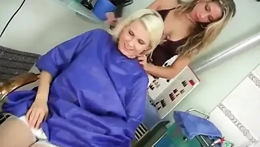 Piliç kıllı stilist ve müşteri lezbiyen seks yapıyor
