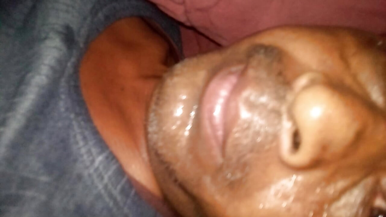 Ο άντρας γαμάει τη γυναίκα άγρια