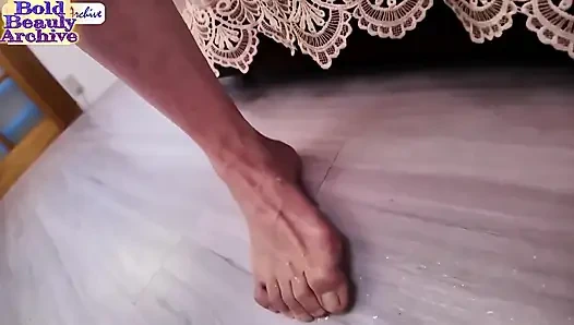 Lonely Daytime Wife Seeks Bold Escape While Husband Away Sparks Secret Thrill