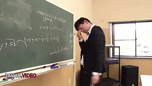 Tombul Japon sert seks için öğretmeninin büyük yarağını istiyor