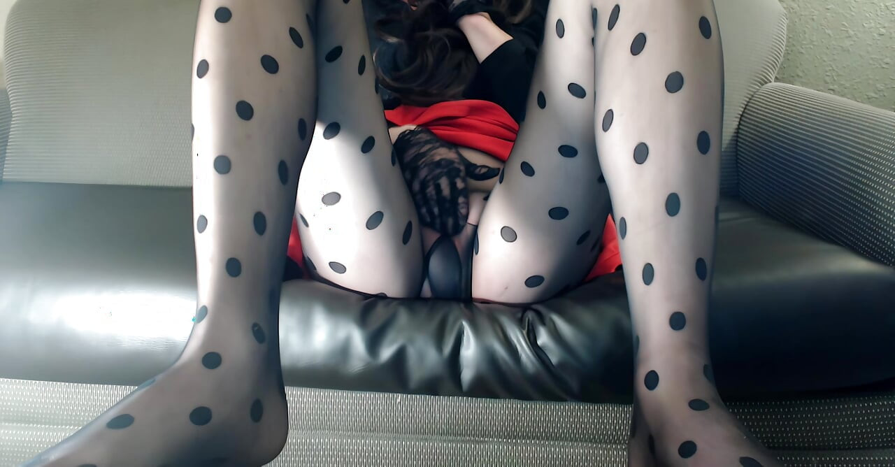 Chica trans tiene orgasmo cremoso y espeso en pantimedias