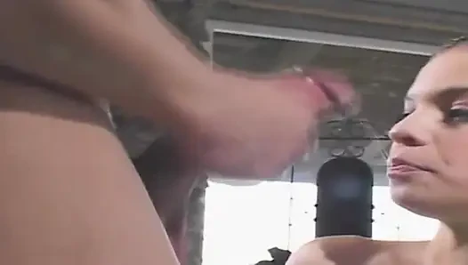 Sıska esmer hatun amcığını yalatıyor ve sert parmaklıyor