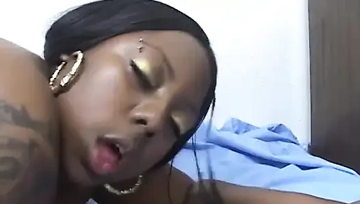 Memek sempit cewek cantik pantat montok ini dientot habis-habisan sama tiang besar