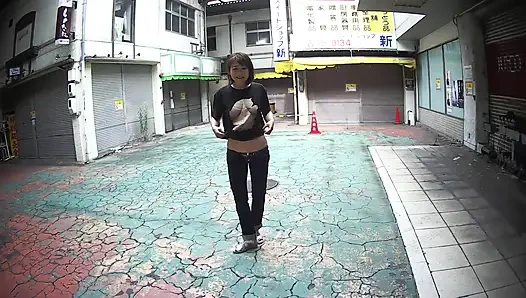 MILF in ultra flachen jeans im freien ..