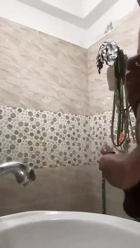 Lelaki desi India berotot melancap pada waktu malam.