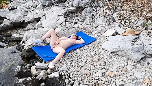 Соло-мастурбация на диком пляже на улице. 