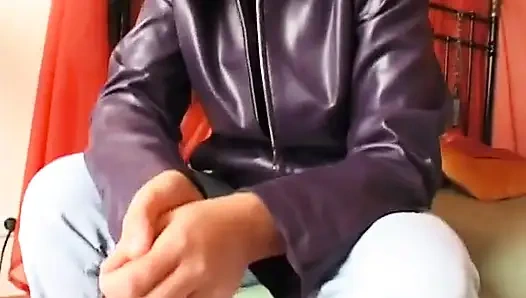 Small tit brunette fingering and rubbing her pussy