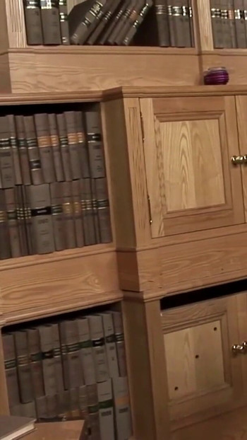 Gruppensex-Lesben spielen mit Sexspielzeug und ihren getränkten Muschis im Klassenzimmer, nachdem der Lehrer gegangen ist | Clip 3