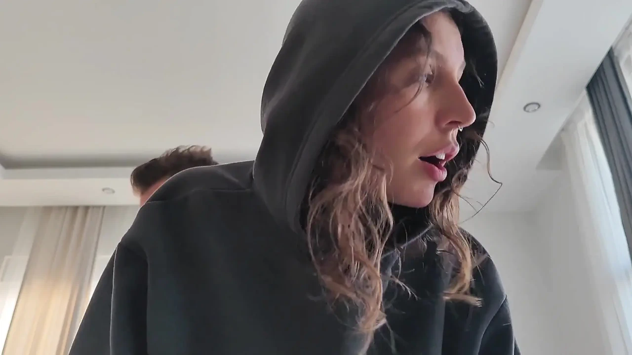 继父因为我逃学而惩罚我......