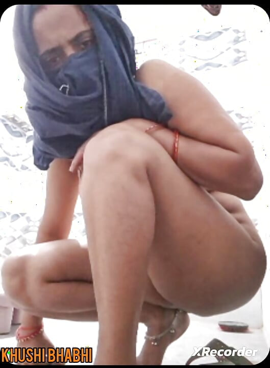 Bhabhi bathroom me apna boob's or chut sahla rahi h