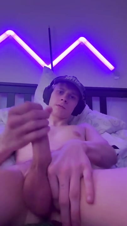 Horny twink plays with his cock for 10 minutes until he cums