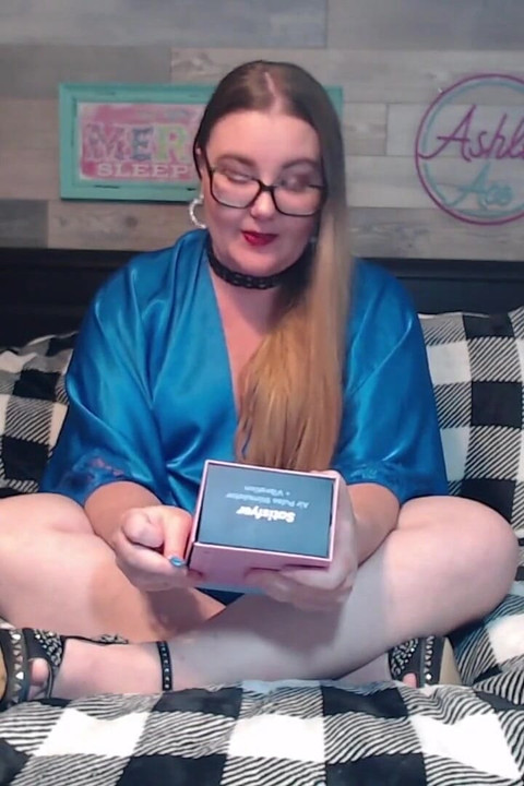 Ashley Ace Review - Satisfyer Curvy 1