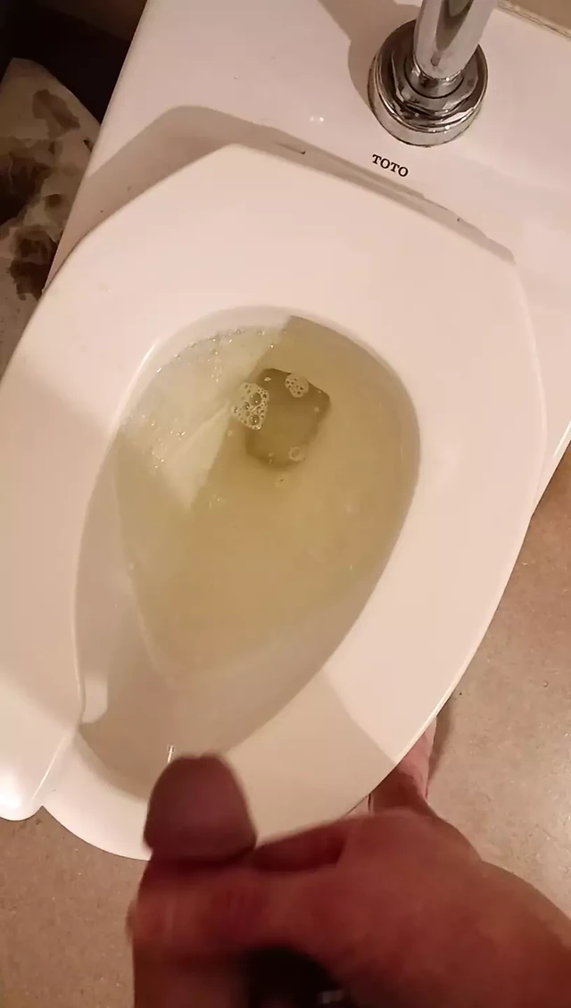 Berrybutt Bathroom Piss Marking