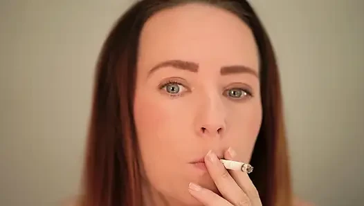 Yakın çekim sigara içme - seksi dudak ve duman azdırma