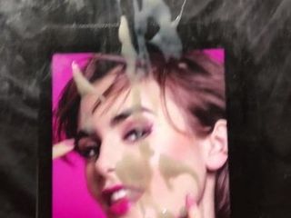 Lily Collins pictează fața cu tribut de spermă 2