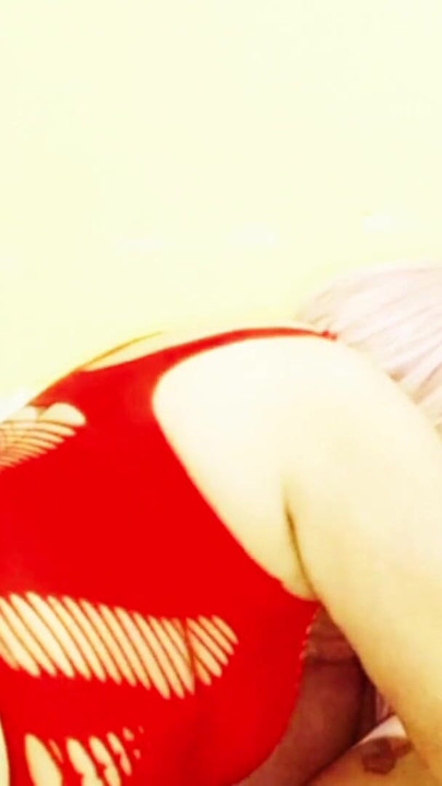 Olgun orta yaşlı seksi kadın 20 yaşındaki trans arkadaşımın yarağını emiyor | Klip 1