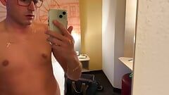 Dulce chico alemán se masturba temprano en la mañana en la habitación del hotel y eyacula en la cama