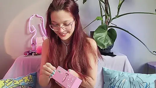 E-kız seks oyuncağı! Sevimli oyuncak kutu açıyor