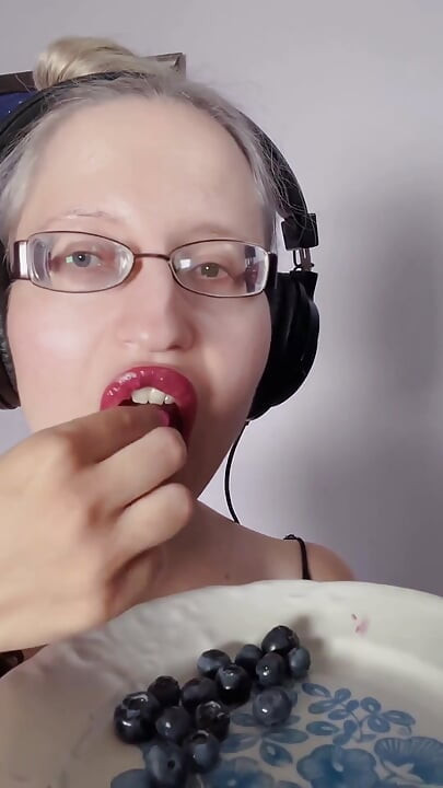 I Am Eating Delicious Large Blueberries