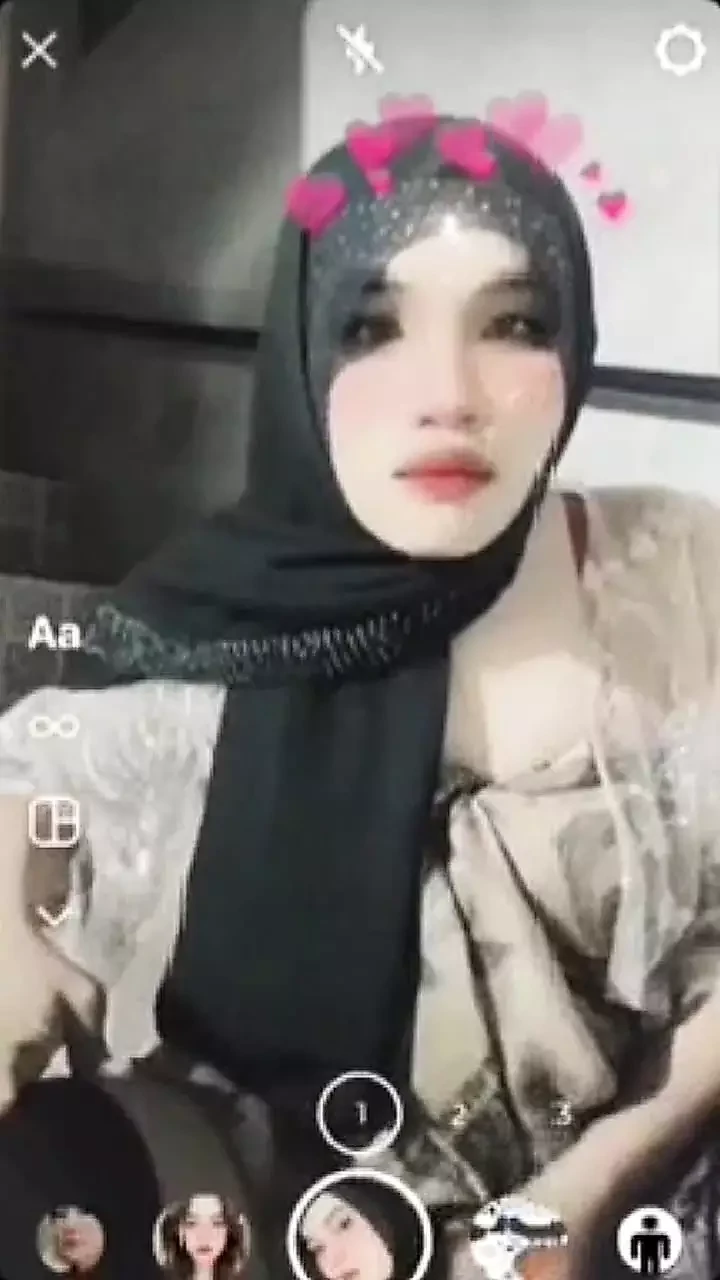 Crossdresser hijab poartă joc cd roșu în aer liber