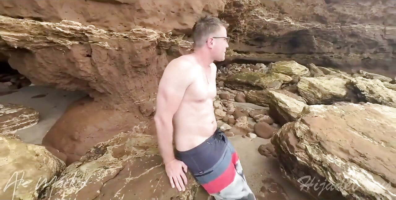 אני פוגש נימפומנית על החוף והיא גורמת לי לגמור פעמיים