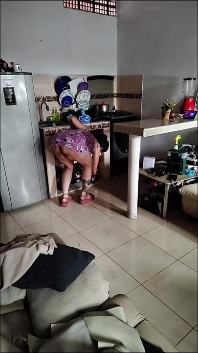 Une belle-mère aux seins énormes se masturbe dans la cuisine
