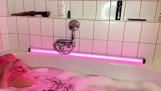 Sarışın orta yaşlı seksi kadın, ateşli latin ve yaşlı adamla üçlü yumruk sokma