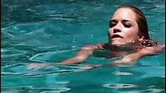 Si blonde panas dengan tubuh hebat berkongkek di kolam dengan dildo